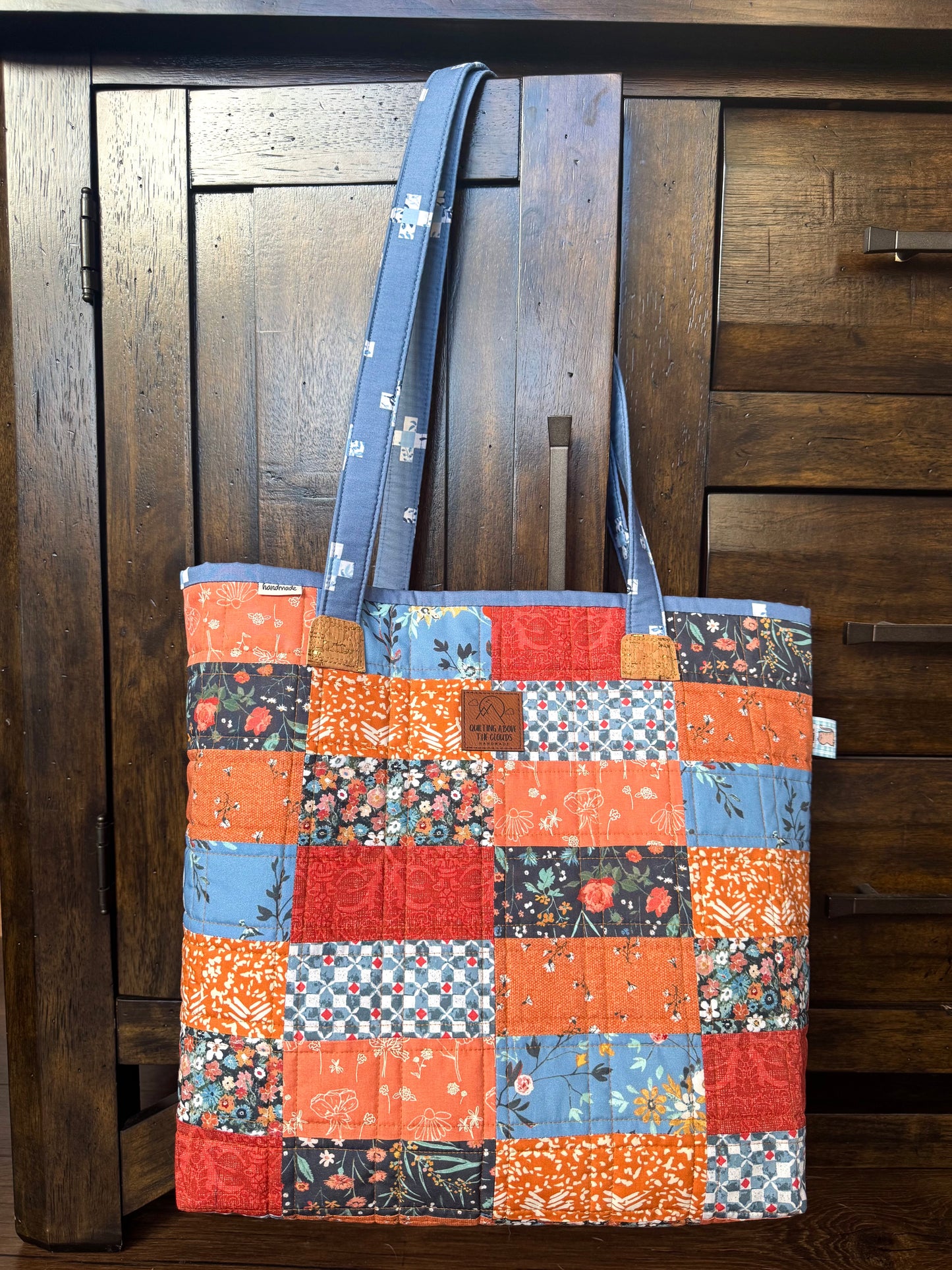 Melissa David of Quilting Above the Clouds made this Due Pinoli Baseline Tote Bag using the beginner-friendly quilted tote bag pattern and a scrappy collection of Art Gallery Fabrics.